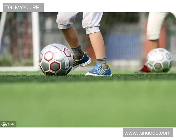 高足弓足球的魅力与技巧探秘助你提升球技与比赛表现 高足弓足球的魅力与技巧探秘助你提升球技与比赛表现